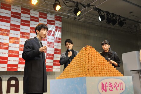 “たこ焼きタワー”のたこ焼きを食すキャストたち。