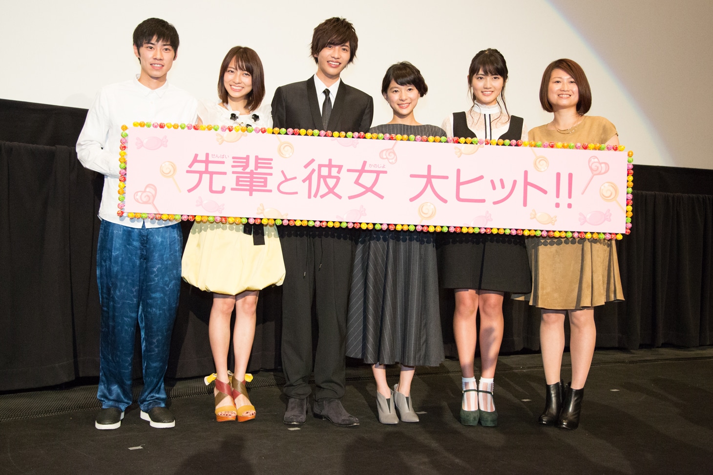 「先輩と彼女」初日舞台挨拶の様子。左から戸塚純貴、小島梨里杏、志尊淳、芳根京子、水谷果穂、池田千尋。