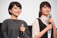 左から芳根京子、水谷果穂。