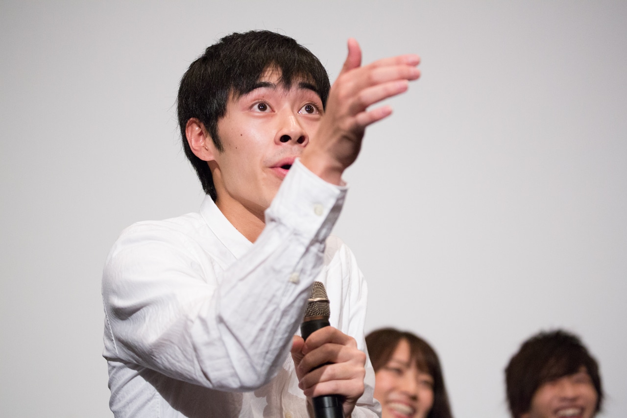 “エア顎クイ”を披露する戸塚純貴。