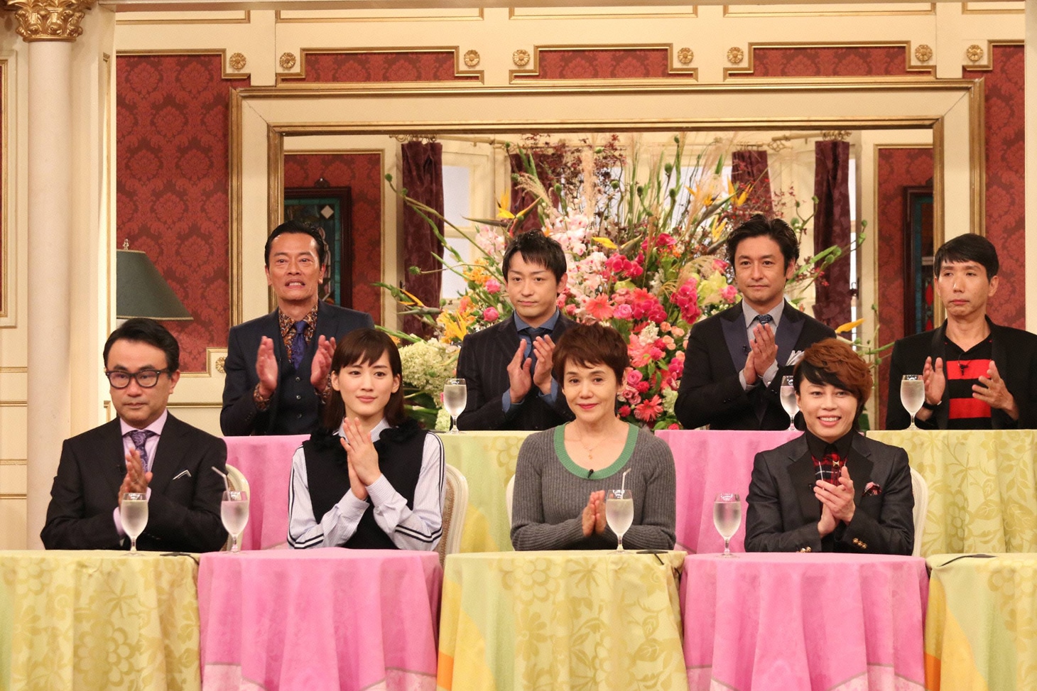 「SMAP×SMAP」の「ビストロSMAP」に登場した、「ギャラクシー街道」出演者と監督の三谷幸喜。(c)フジテレビ