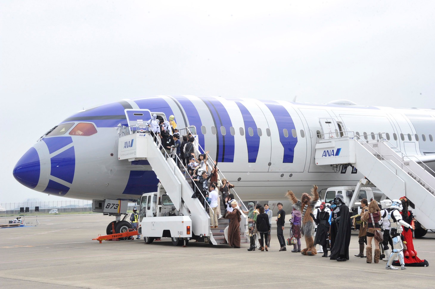 R2-D2 ANA JET遊覧フライトイベントの様子。(c)2015 Lucasfilm Ltd. & TM. All Rights Reserved
