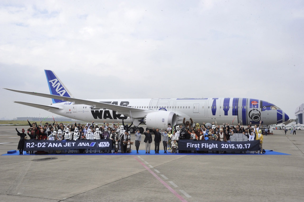 R2-D2 ANA JET遊覧フライトイベントの様子。(c)2015 Lucasfilm Ltd. & TM. All Rights Reserved