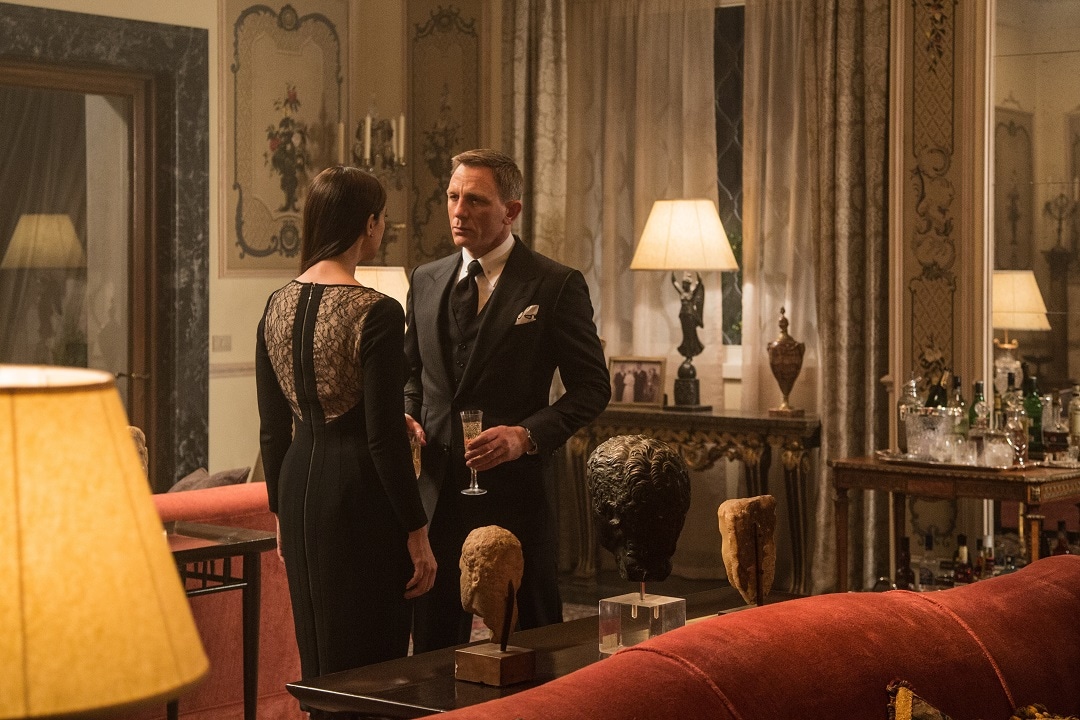 「007 スペクター」より、モニカ・ベルッチ演じるルチア・スキアラ（左）と、ダニエル・クレイグ演じるジェームズ・ボンド（右）。