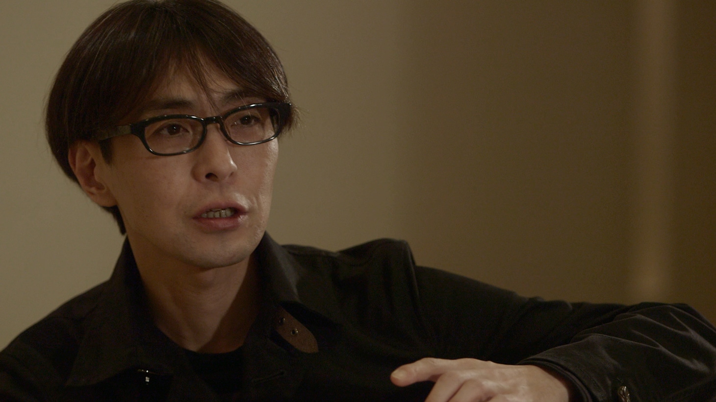 「DENKI GROOVE THE MOVIE? -石野卓球とピエール瀧-」より、砂原良徳。(c)2015 DENKI GROOVE THE MOVIE? PROJECT