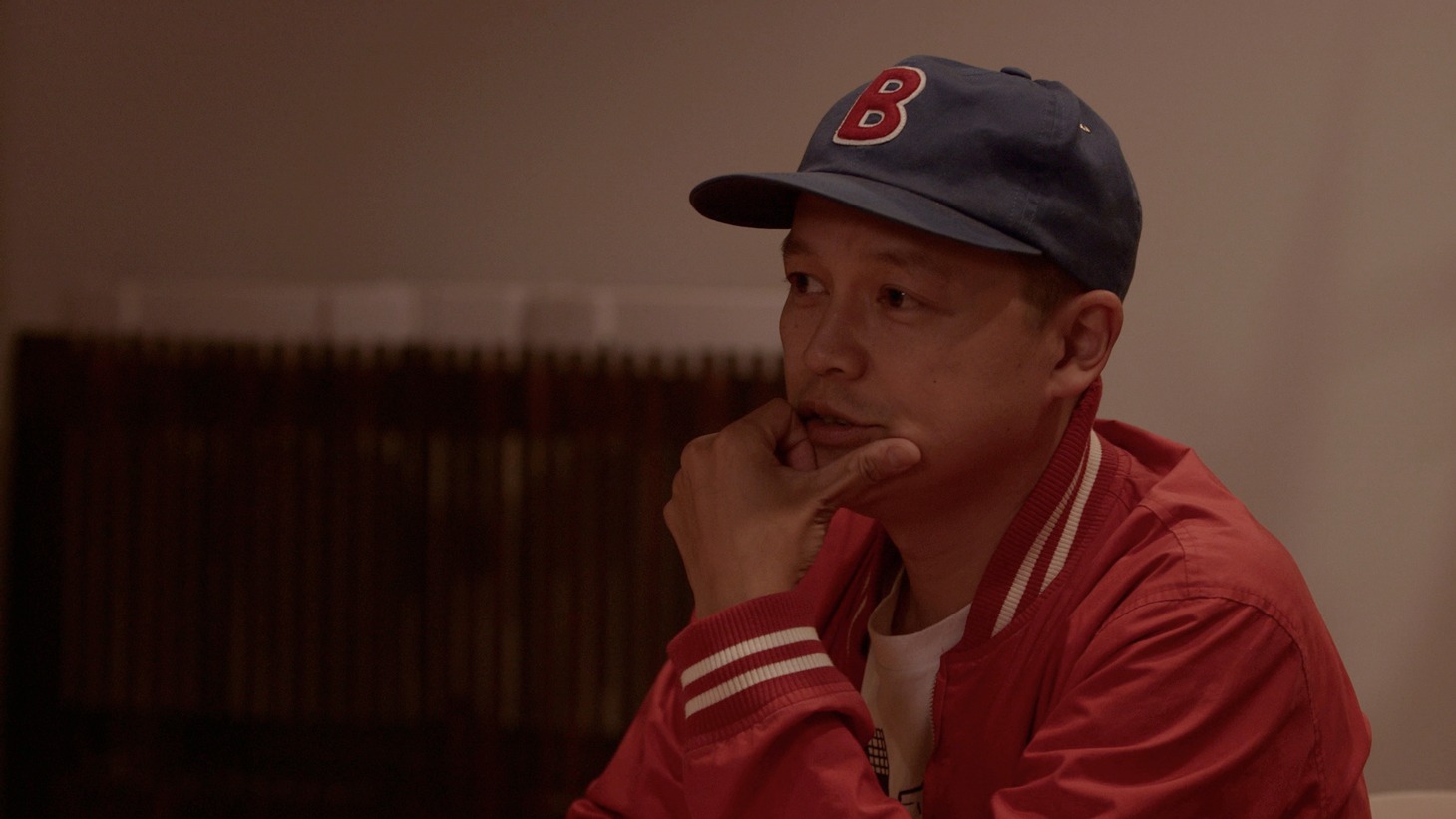 「DENKI GROOVE THE MOVIE? -石野卓球とピエール瀧-」より、スチャダラパー・BOSE。(c)2015 DENKI GROOVE THE MOVIE? PROJECT