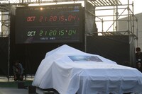 会場のビジョンには、タイムスリップの行き先“2015年10月21日”の表示が。