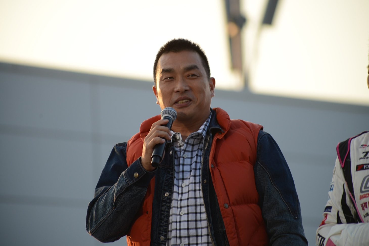 主人公・マーティ風の衣装で登場した山本昌。