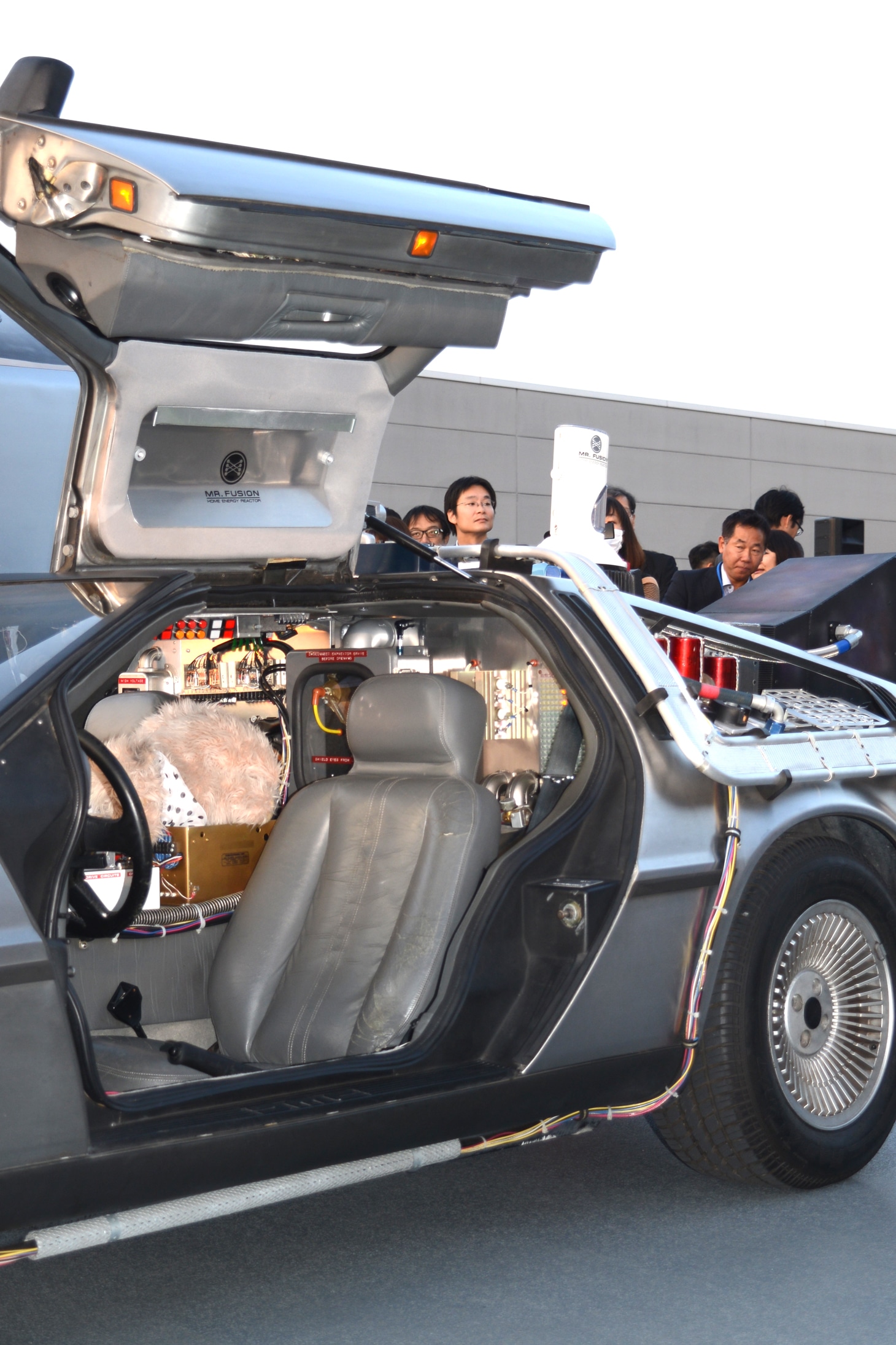 デロリアン内部の様子（運転席側）。