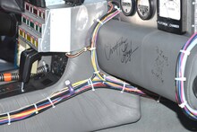 デロリアン車内には、クリストファー・ロイドのサイン（左）と、脚本を務めたボブ・ゲイルのサイン（右）が。