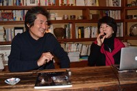 「映画『FOUJITA』の作られ方」の様子。左から小栗康平、田口ランディ。