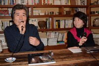 自身の監督作について丁寧に語る小栗康平（左）と、それを引き出す田口ランディ（右）。