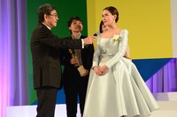 プロデュース作品「サミー・ティートラ～夫の証～」が海外作品特別賞に輝いたエーン・トーンプラソム（右）。