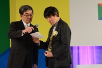 山下敦弘からの手紙を読み上げる松江哲明（右）。