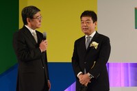 「おやじの背中」でプロデュース賞に輝いた八木康夫（右）と石坂浩二（左）。