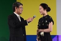 役への思いを語る黒木華（右）とそれを静かに聞く石坂浩二（左）。