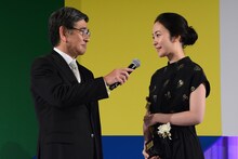 役への思いを語る黒木華（右）とそれを静かに聞く石坂浩二（左）。