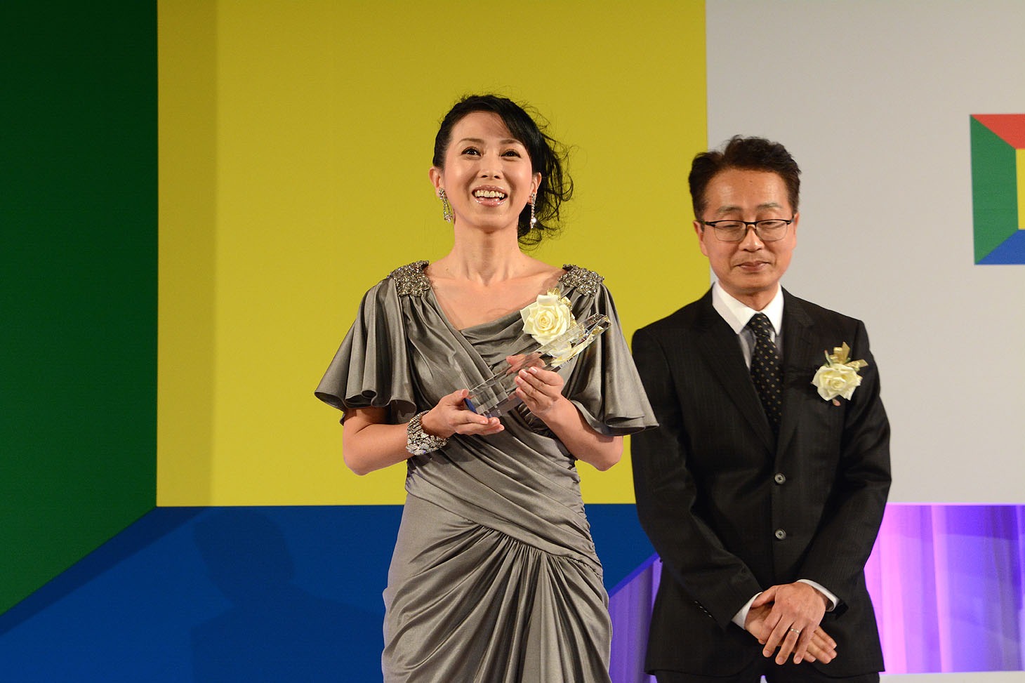 J Series賞を獲得した「イタズラなKiss2～Love in TOKYO」のキャストの西村和美（左）と監督の小中和哉（右）。