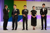 「天皇の料理番」のスタッフ、キャストと石坂浩二（左）。