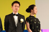 佐藤健（左）と黒木華（右）。