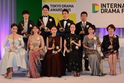 東京ドラマアウォード 2015授賞式の様子。下段左からエーン・トーンプラソム、ユキ・カトウ、吉田羊、黒木華、西村和美、中園ミホ。上段左から松江哲明、鈴木亮平、佐藤健、八木康夫。