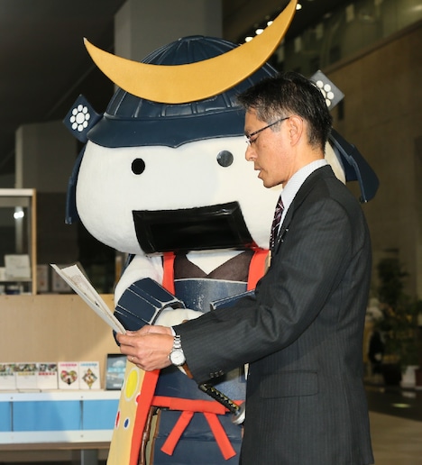 ゆるキャラ・むすび丸が感謝状を贈呈するために登場。(c)2015 “Library Wars -LM-” Movie Project