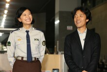 左から榮倉奈々、佐藤信介。(c)2015 “Library Wars -LM-” Movie Project