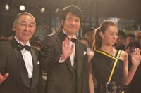 左からでんでん、松山ケンイチ、北川景子。