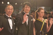 左からでんでん、松山ケンイチ、北川景子。