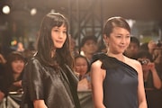 左から橋本愛、竹内結子。
