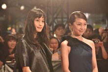 左から橋本愛、竹内結子。