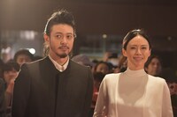 左からオダギリジョー、中谷美紀。