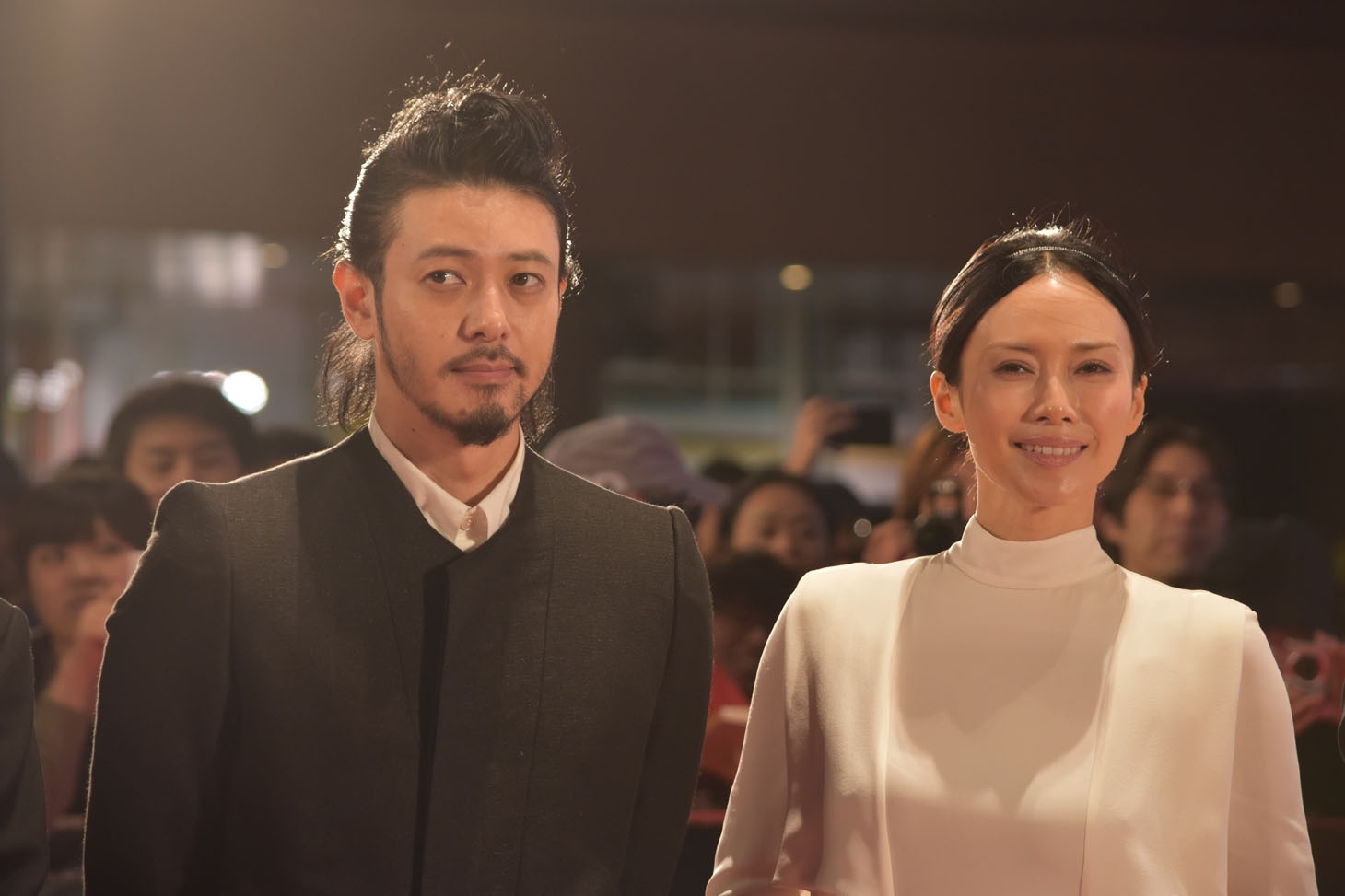 左からオダギリジョー、中谷美紀。