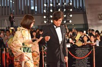 本田翼をエスコートする佐藤浩市。