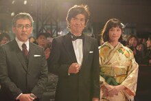 左から篠原哲雄、佐藤浩市、本田翼。