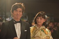 左から佐藤浩市、本田翼。