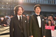 左から紀里谷和明、伊原剛志。