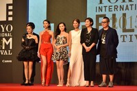 「レイジー・ヘイジー・クレイジー」のキャスト・監督ら。