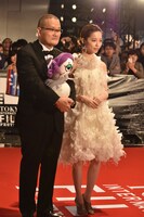 「劇場霊」の中田秀夫、島崎遥香。