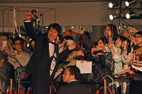 ファンサービスする松山ケンイチ。