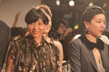 左から安藤サクラ、安藤桃子。