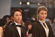 左から須賀健太、秋元才加。