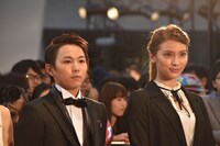 左から須賀健太、秋元才加。