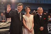 「シーズンズ 2万年の地球旅行」のジャック・クルーゾ、木村文乃、笑福亭鶴瓶。