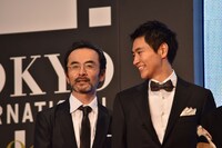 左から古舘寛治、細田善彦。