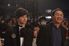 左から村上虹郎、深田晃司。
