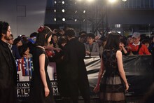 他のキャストが移動を始めてもサインし続ける新井浩文。