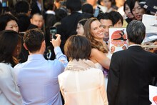 ヒラリー・スワンク（中央）