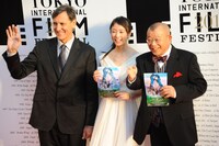 「シーズンズ 2万年の地球旅行」のジャック・クルーゾ、木村文乃、笑福亭鶴瓶。