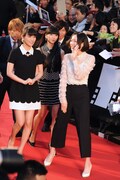 人気画像2位は「東京国際映画祭レッドカーペットにPerfume、ぱるる、ELT、宮野真守、GACKTら登場」より、レッドカーペットを歩くPerfume。